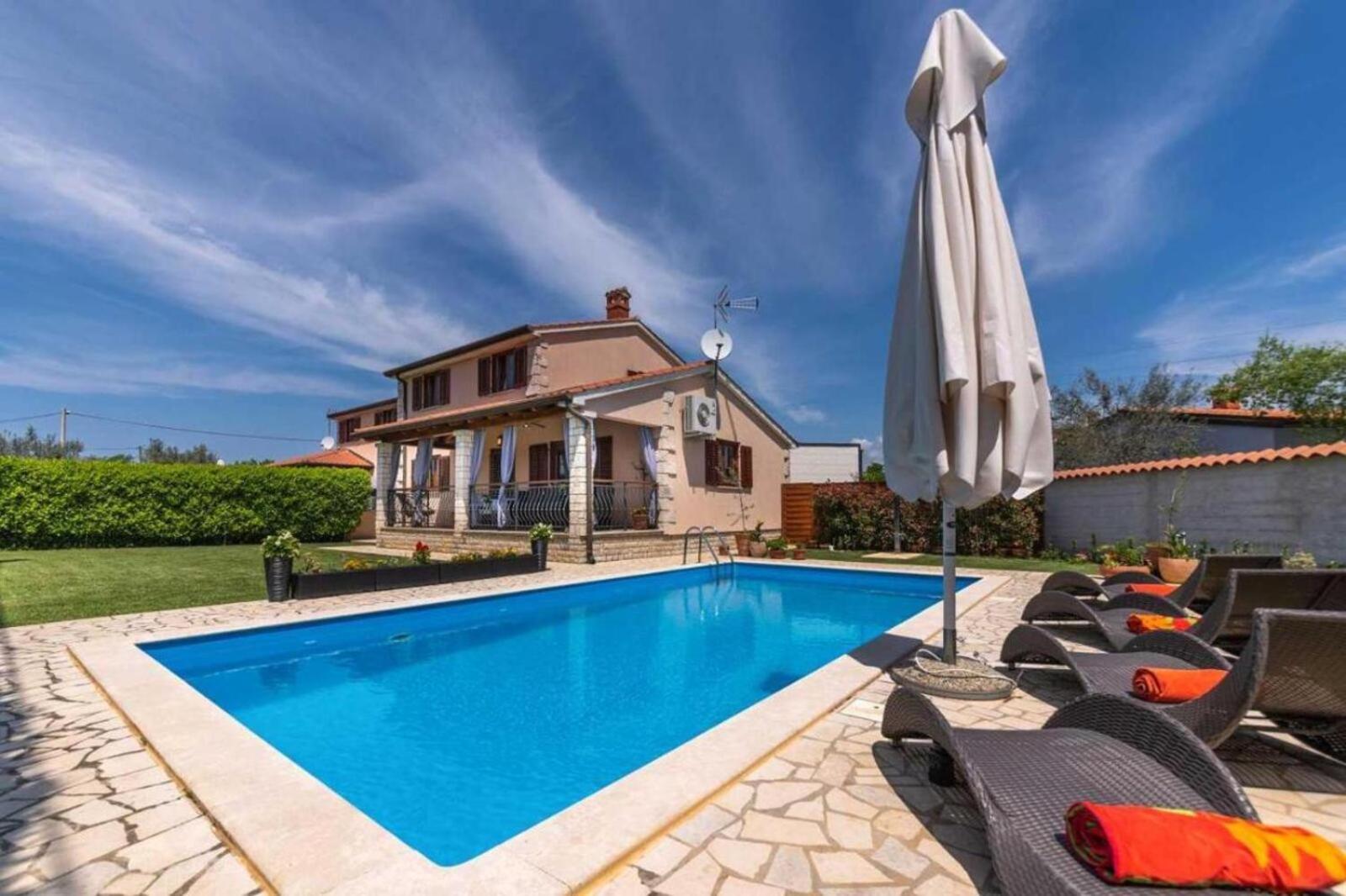 Mia & Iva For 6 2 People Near With Private Pool & Kids Playground - Pet Friendly *